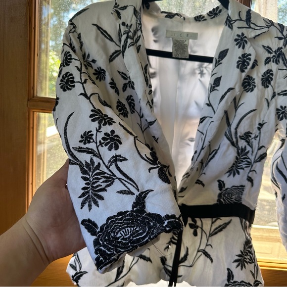 🦋 ICE Black & White Floral Open Front Cropped 3/4 Sleeve Blazer - Picture 7 of 12